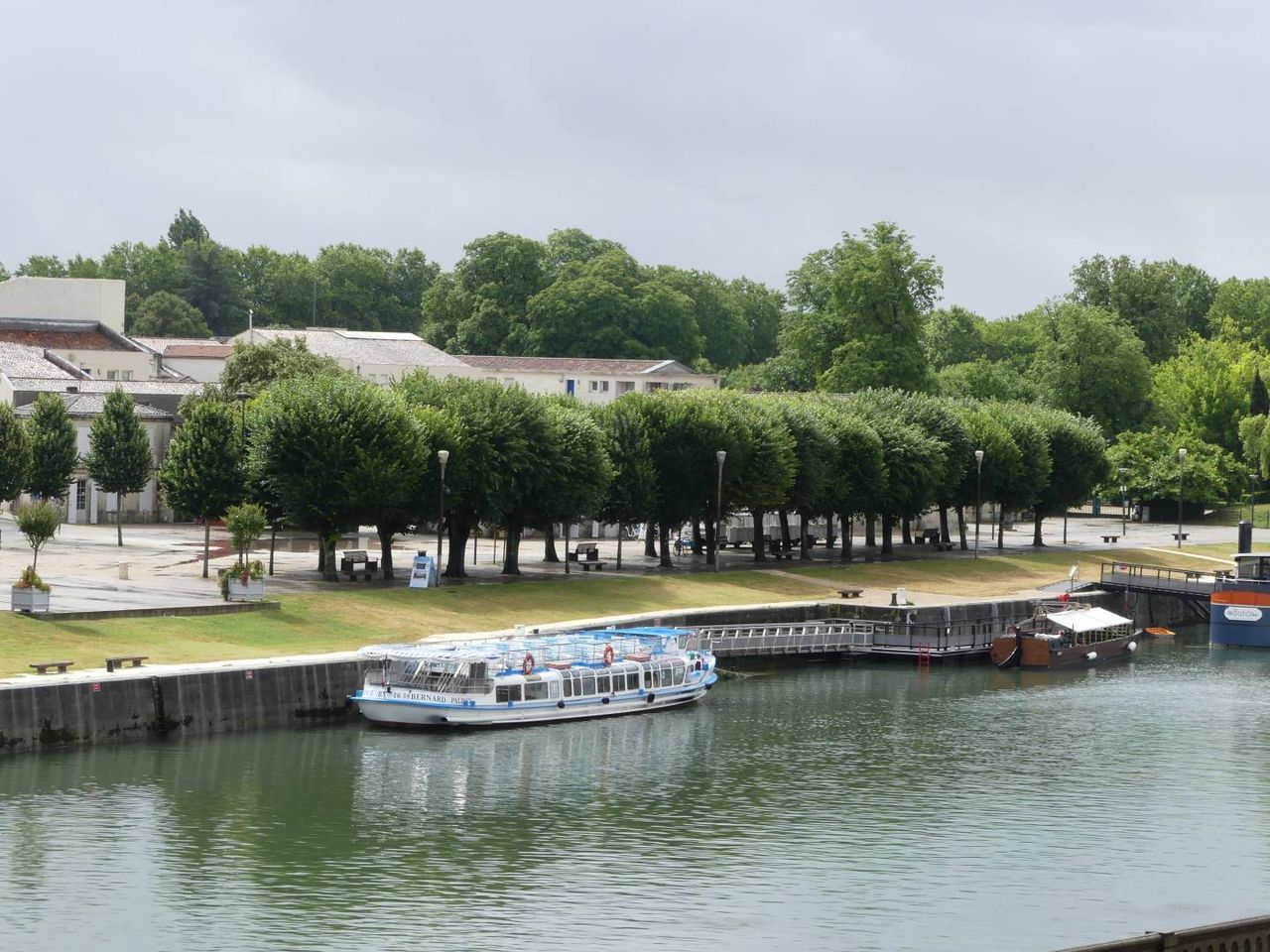 Vue sur le quai de Lyser